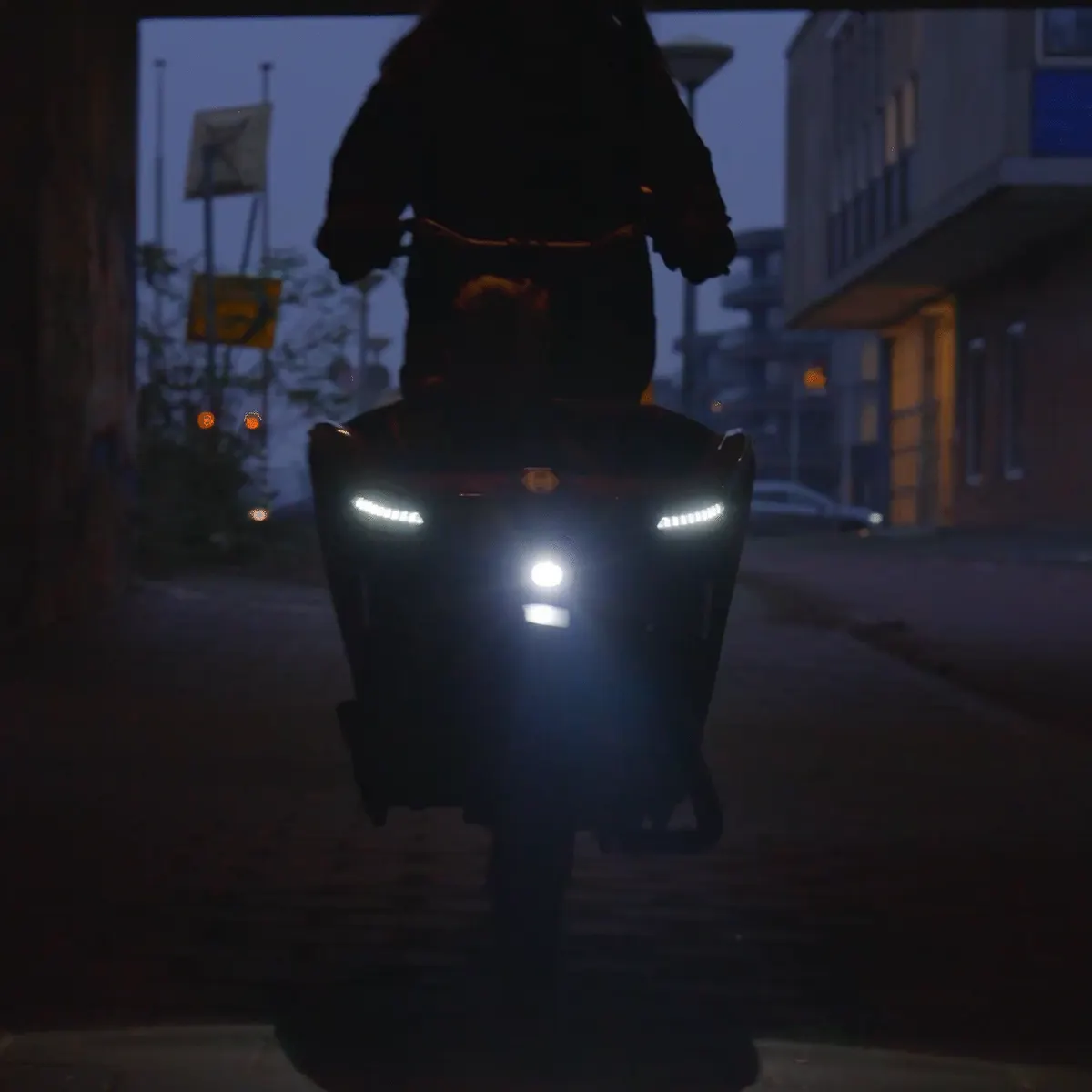 Urban Arrow bakfiets in het donker met ledverlichting aan