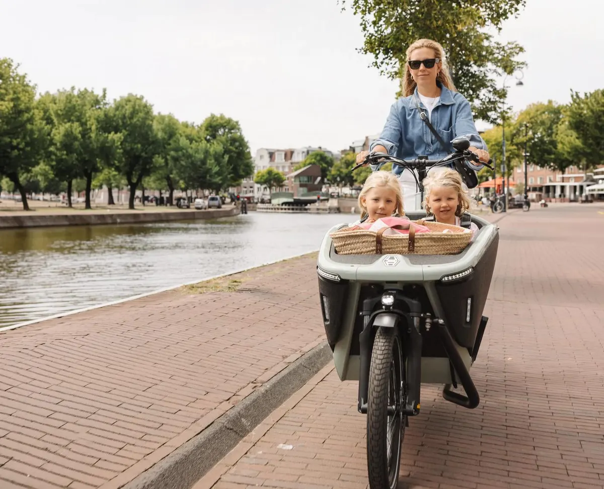 Moeder met twee kinderen in een Urban Arrow bakfiets
