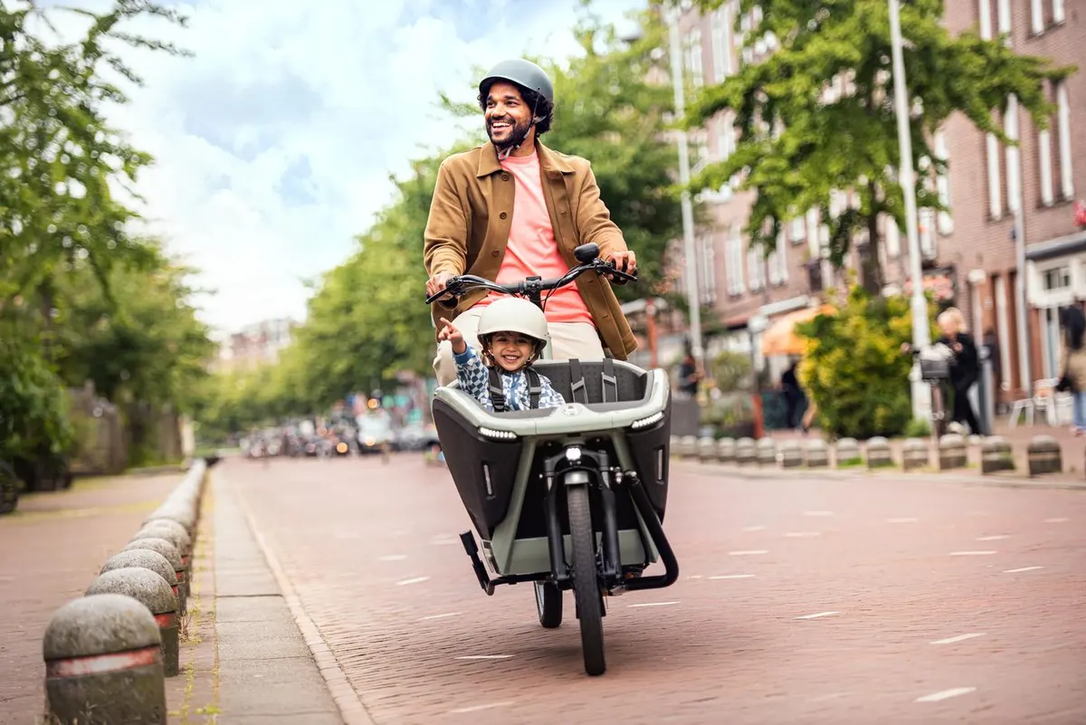 Vader met kind in een Urban Arrow FamilyNext