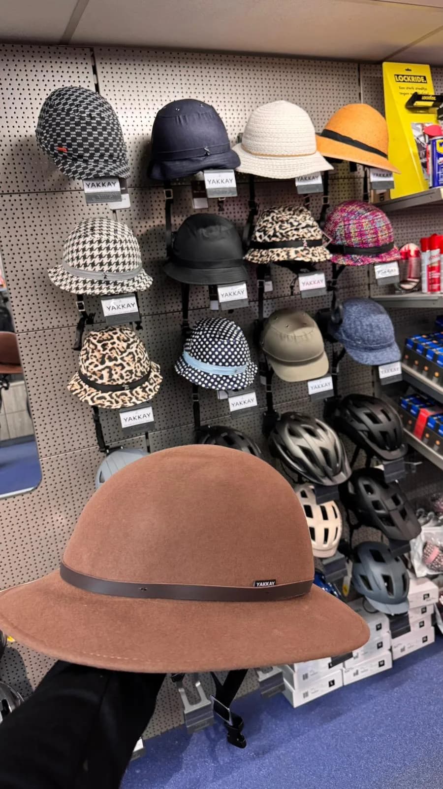 De wand met Yakkay-helmen en hoedjes in de winkel in Rosmalen